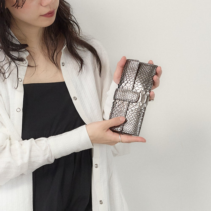 Antique Python(アンティークパイソン)ワンランク上の育てるヘビ革ベロ付きかぶせ型長財布