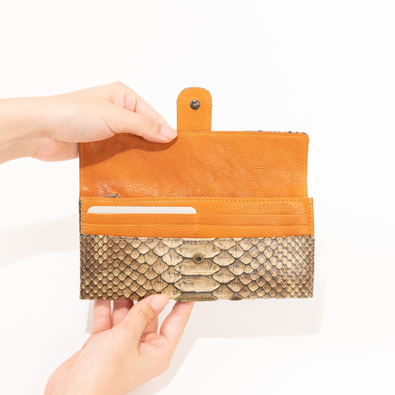 Antique Python(アンティークパイソン)ワンランク上の育てるヘビ革ベロ付きかぶせ型長財布