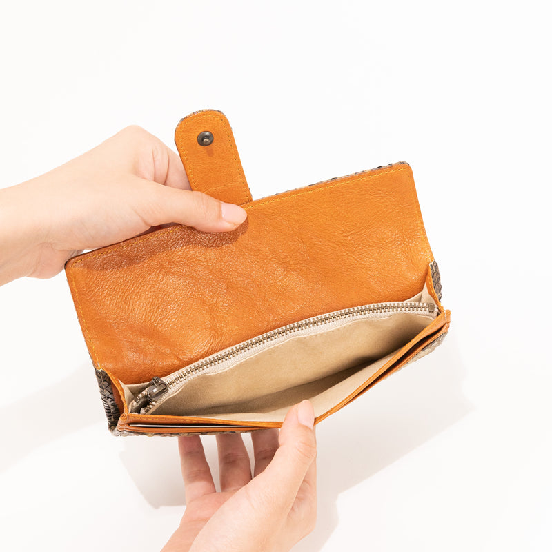Antique Python(アンティークパイソン)ワンランク上の育てるヘビ革ベロ付きかぶせ型長財布