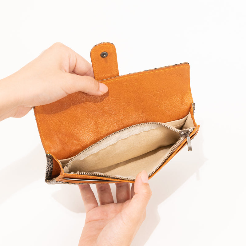 Antique Python(アンティークパイソン)ワンランク上の育てるヘビ革ベロ付きかぶせ型長財布